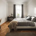 Large 6-bedroom For Groups - Gertrudes Street Apartment