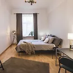 Large 6-bedroom For Groups - Gertrudes Street Apartment