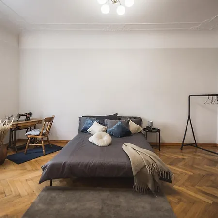 Large 6-bedroom For Groups - Gertrudes Street Apartment *