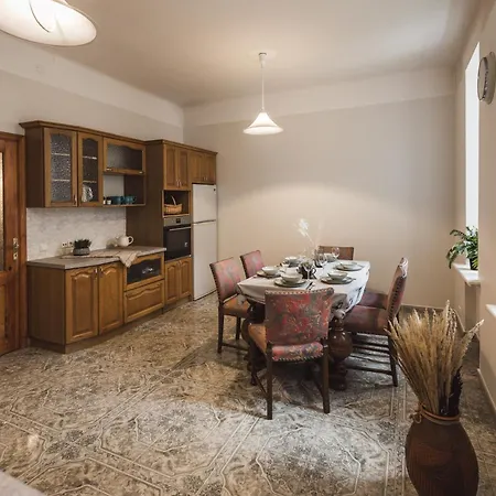 Large 6-bedroom For Groups - Gertrudes Street *