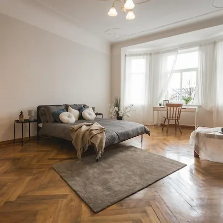 Апартаменты Large 6-bedroom For Groups - Gertrudes Street *