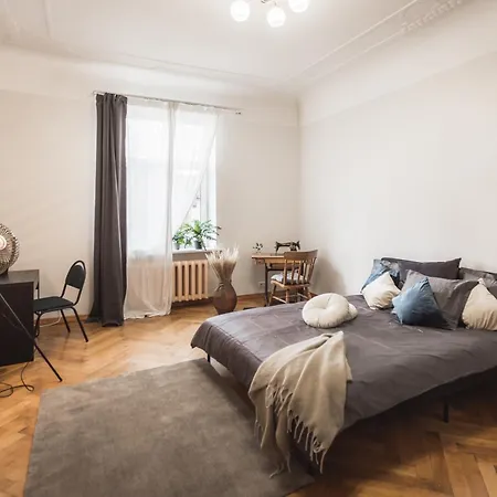 Large 6-Bedroom Apartment For Groups - Gertrudes Street Apartment Riga