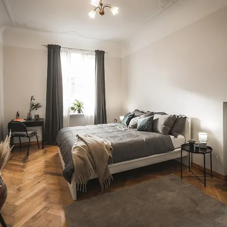 Appartamento Large 6-bedroom For Groups - Gertrudes Street *