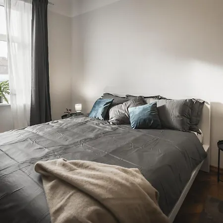 Апартаменты Large 6-bedroom For Groups - Gertrudes Street *