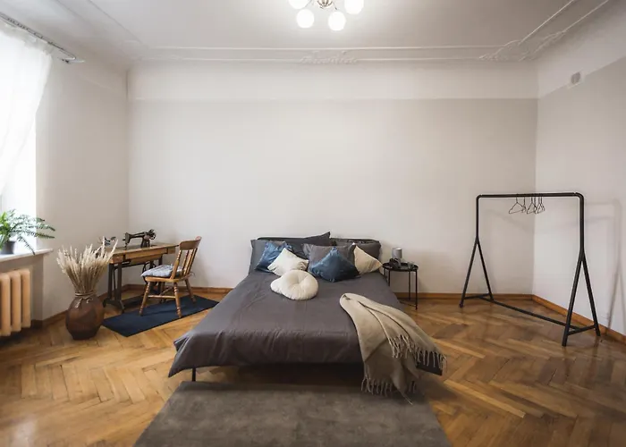 Large 6-Bedroom Apartment For Groups - Gertrudes Street Apartment *