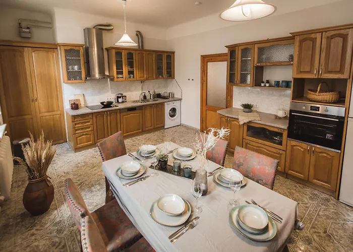 Families & Large Groups - 6 Bedrooms - 12 Guests - Location 里加