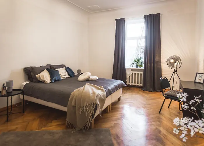 Lägenhet Families & Large Groups - 6 Bedrooms - 12 Guests - Location *