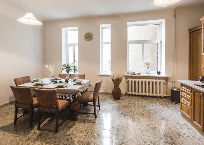 Families & Large Groups - 6 Bedrooms - 12 Guests - Location Riga