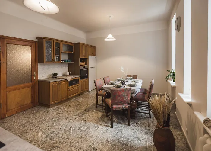 Large 6-Bedroom Apartment For Groups - Gertrudes Street *