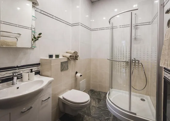 Large 6-Bedroom Apartment For Groups - Gertrudes Street *