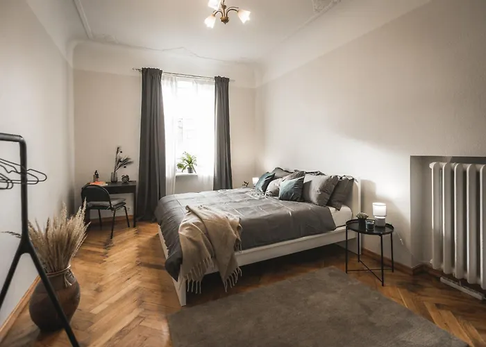 Lägenhet Families & Large Groups - 6 Bedrooms - 12 Guests - Location *