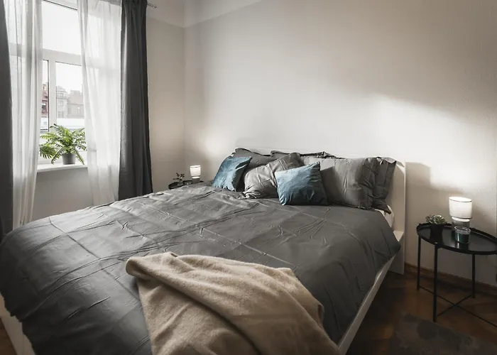 Lägenhet Families & Large Groups - 6 Bedrooms - 12 Guests - Location *