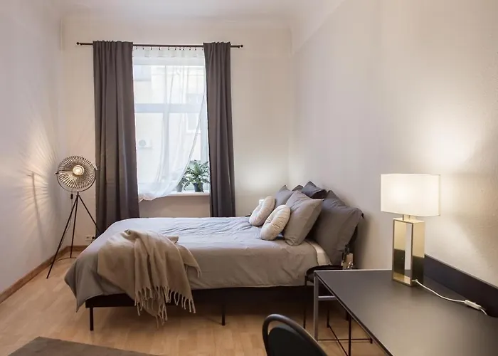 Families & Large Groups - 6 Bedrooms - 12 Guests - Location Lägenhet Riga