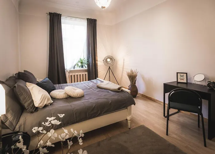 Families & Large Groups - 6 Bedrooms - 12 Guests - Location Lägenhet