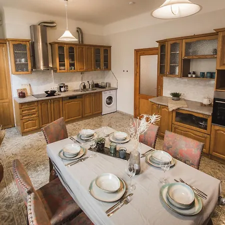 Large 6-Bedroom Apartment For Groups - Gertrudes Street 리가