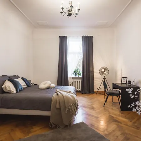 Large 6-Bedroom Apartment For Groups - Gertrudes Street *