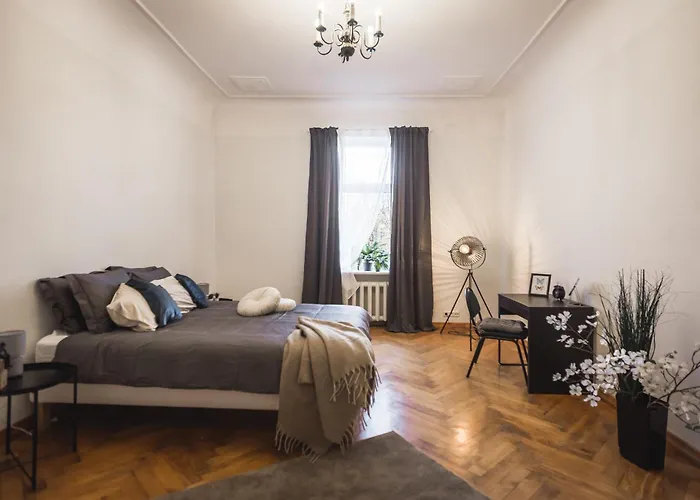 Large 6-Bedroom Apartment For Groups - Gertrudes Street *