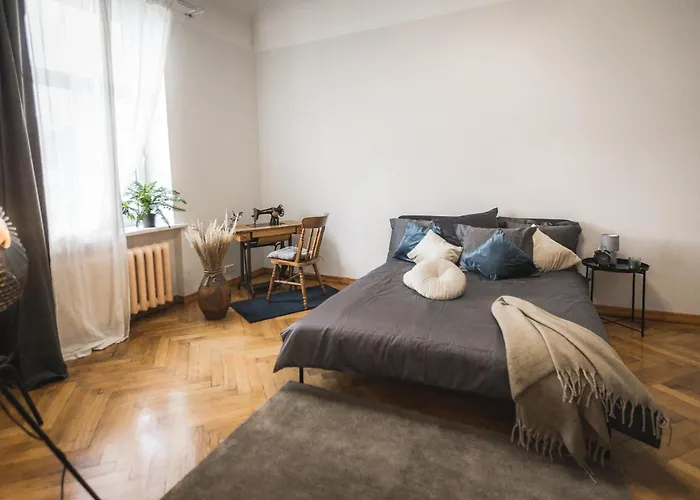 Large 6-Bedroom Apartment For Groups - Gertrudes Street