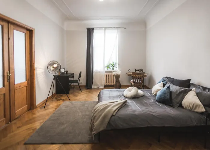 Large 6-Bedroom Apartment For Groups - Gertrudes Street 리가