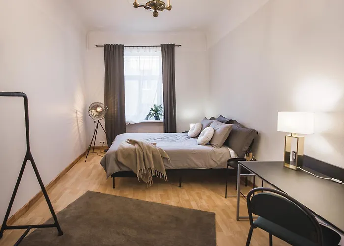 Large 6-Bedroom Apartment For Groups - Gertrudes Street 아파트