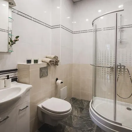 Large 6-bedroom For Groups - Gertrudes Street *